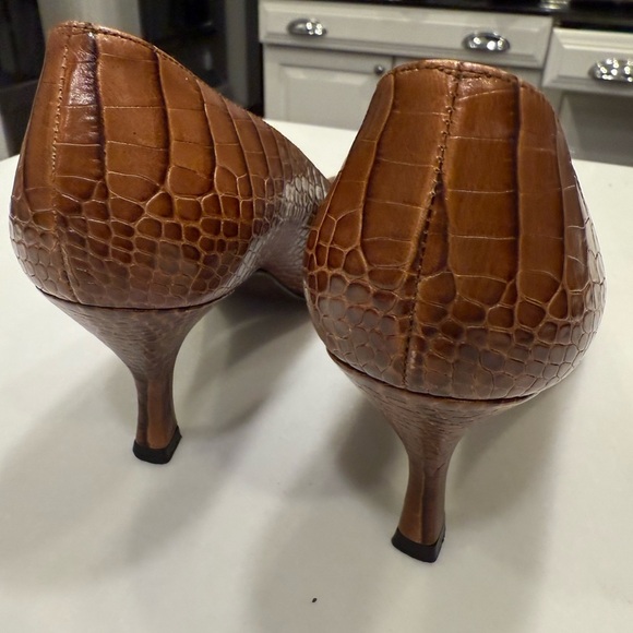 Stuart Weitzman Pumps Heels Sz 7.5 Leather Croc Embossed Brown EUC - Picture 5 of 9